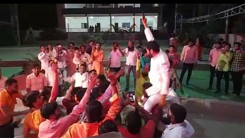 नवरदेवाकडुन हवेत गोळीबार