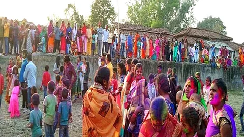 भारतातील एक अनोखे गाव, जिथे होळीच्या दिवशी दगड फेकून मारले जातात!