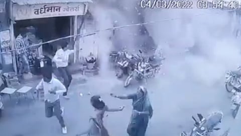 Malegaon: मालेगावात दुमजली इमारत पत्त्यासारखी कोसळली