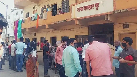 दुर्दैवी! शौचालयाची टाकी साफ करताना पडून 4 तरुणांचा मृत्यू, पुण्यातील धक्कादायक घटना (पहा Video)