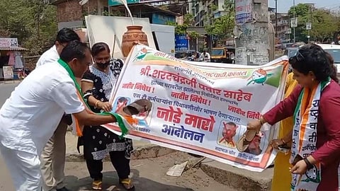 बदलापुरात राष्ट्रवादीचे जोडेमारो आंदोलन