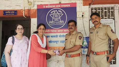 Udaysinh patil hand overs gold ornaments to usha kantikar and family.