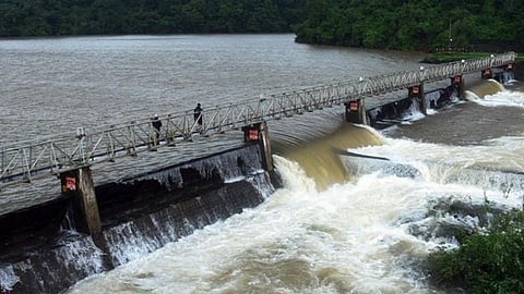 राधानगरी’ च्या स्वयंचलित दरवाजांची पंचवार्षिक दुरुस्ती सुरु