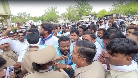 nsui protests at sant gadge baba amravati university demanding online exam
