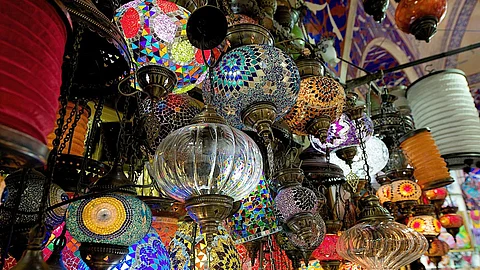Street shopping, interesting facts, Mumbai chor bazaar story, Mumbai Facts in Marathi, Mumbai Chor bazar Facts