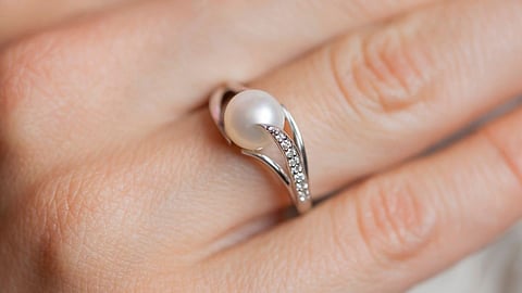 Side effects of wearing white pearls, Benefits of wearing white pearls,