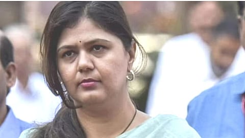 पंकजा मुंडे यांना डावलण्यात देवेंद्र फडणवीस यांचे षडयंत्र; राष्ट्रवादीच्या आमदाराचा आरोप