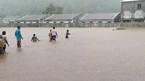 The water of Dev river in Akkalkuwa of Nandurbar infiltrated the school