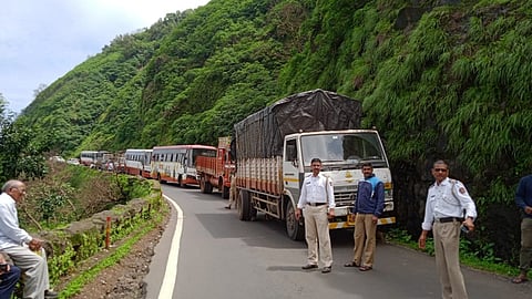 Amboli Ghat : आंबोली घाटात ट्रकची चाकं निखळली; एकेरी वाहतुक सुरु