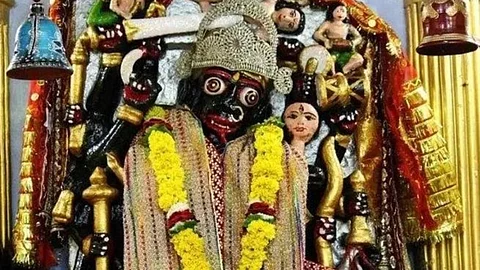 Navratra 2022 : आई कंकालीची ४५ अंशी झुकलेली मान नवरात्रीत होते सरळ, घडतो हा चमत्कार
