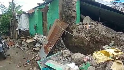 Wall collapsed in Amravati