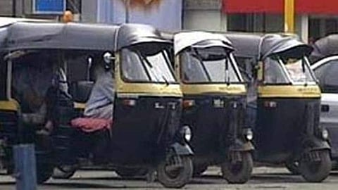 मुंबईत चाललंय काय? रिक्षा चालकावर धारदार शस्त्राने हल्ला करून मोबाईल आणि पैसे पळवले