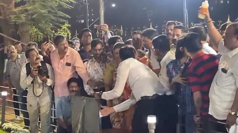 Eknath Shinde vs Uddhav Thackeray