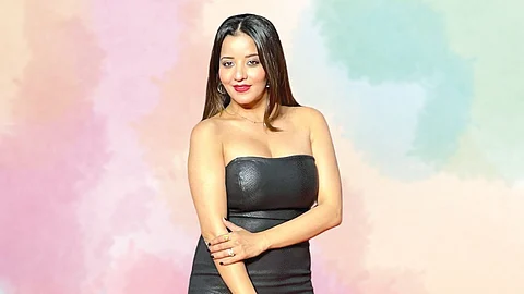 Monalisa Photo: मोनालिसाच्या अदांवर चाहते फिदा, टाईट ड्रेसमध्ये अभिनेत्रीने केली फिगर फ्लॉन्ट