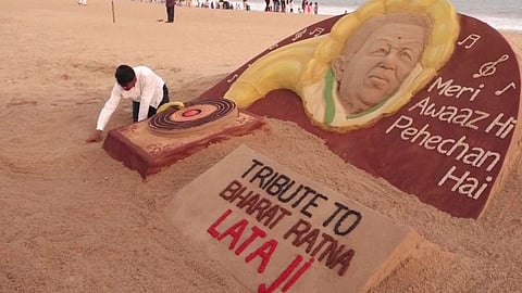 Sand Artist Sudarsan Pattnaik pays tribute to Lata Mangeshakar