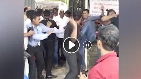 Shirdi News : शिर्डीत साईदरबारी सुरक्षारक्षक -साई भक्तांमध्ये हाणामारी, VIDEO व्हायरल