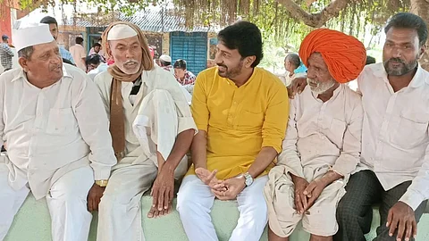 Kiran Mane Post Photo With Villagers