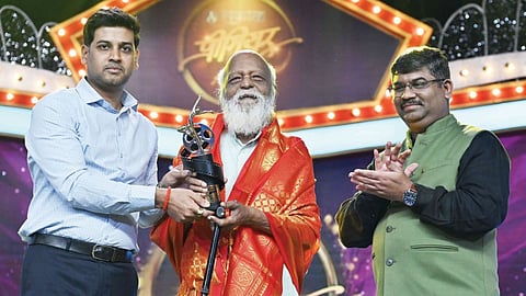Legendary Director Rajdatt honoured with Sakal Premier Lifetime Achievement Award