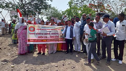 pune, morcha at pune collector office