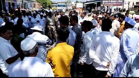 nashik news, onion price drop, farmers, rasta roko andolan