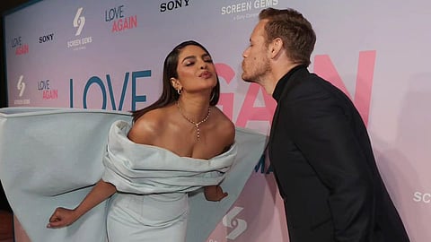 Priyanka Chopra Viral Video: प्रियांका चोप्राला खरंच या अभिनेत्यानं सगळ्यांसमोर केलं लिपकिस?  जाणून घ्या व्हायरल फोटोमागील सत्य