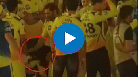 utkarsha pawar touches feet of ms dhoni