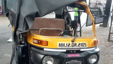 Pune News woman passenger died after a tree fell on rickshaw Sahakar Nagar Area Shocking incident