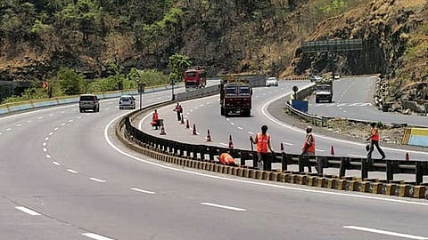 Mumbai Pune Expressway Latest Marathi News