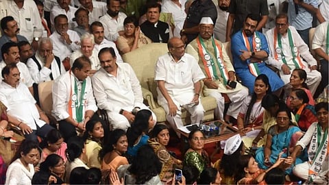 NCP Notice to 12 Mla : शरद पवारांनी बोलावलेल्या बैठकीला दांडी मारणारे १२ आमदार अडचणीत, पक्षाने उचललं मोठं पाऊल