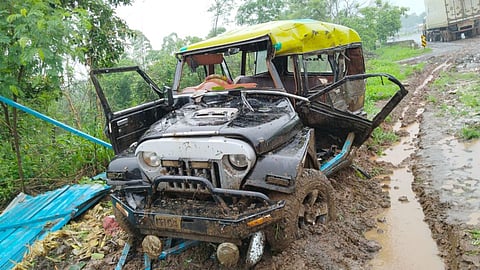 Major Accident Mumbai Nashik Highway truck hits Jeep 6 passengers dead 9 injured near bhiwandi