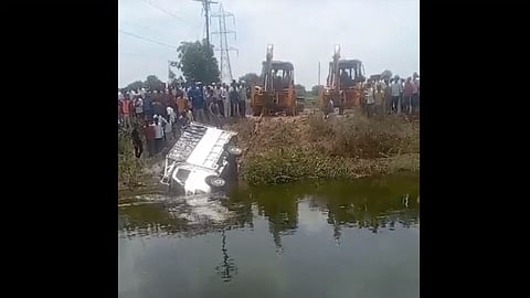 tempo fell into canal