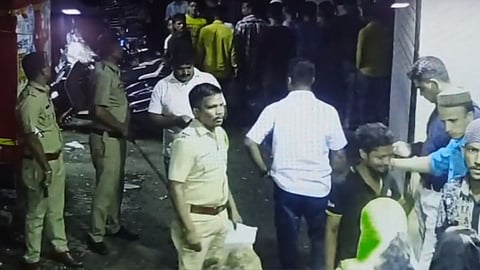 Mumbai Crime News: क्षुल्लक वादातून सख्ख्या भावांवर तलवारीने हल्ला, एकाचा जागीच मृत्यू; घटना CCTV मध्ये कैद