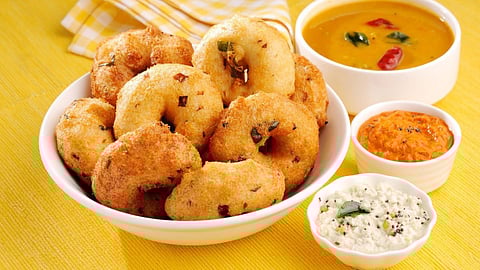 Medu Vada Recipe: डाळ न भिजवता बनवा घरच्या घरी साउथ इंडियन स्टाईल मेदूवडा; सोपी रेसिपी वाचा