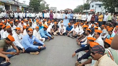 uddhav thackeray faction rasta roko andolan at manmad chandwad road