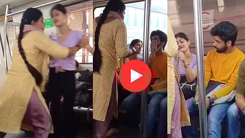Girls Fight In Delhi Metro:
