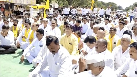 rasta roko andolan in malshiras for dhanghar reservation, pandharpur news