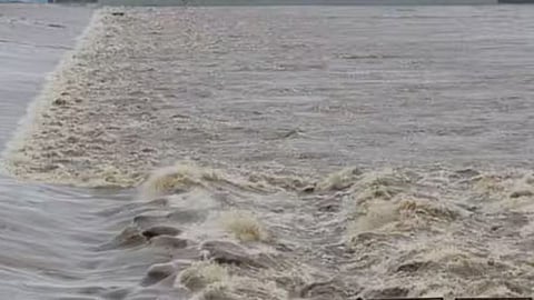 Barabanki News : घाघरा नदीत आंघाळीसाठी गेलेले ५ जण नदीत बुडाले, शोध सुरु