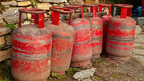 Good News Commercial gas cylinder rate reduced by 157 Rs Gas Cylinder Latest Price In maharashtra