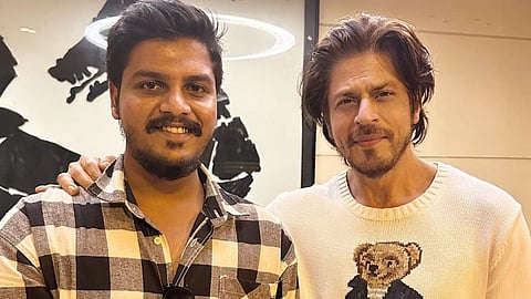 Shah Rukh Khan Meet Fan In Mannat