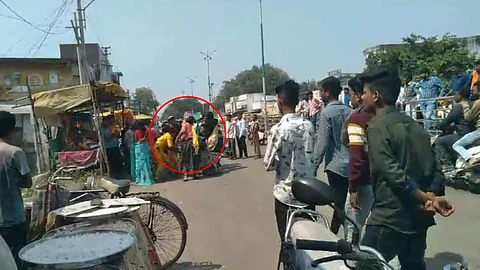 Wardha News fight between two groups of transgender in Hinganghat Viral Video