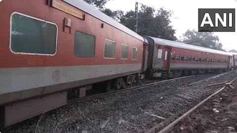 Bihar Train Accident News North East Express 21 coaches derailed 4 people died Many injured