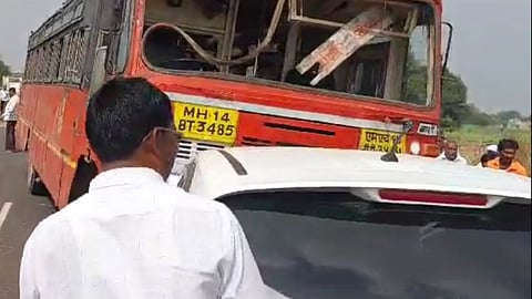six injured in bus car accident at barshi solapur road near saundare