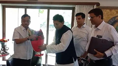 deepak kesarkar meets narayan rane in kankavali