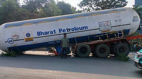 gas tanker accident at mumbai nashik highway today morning