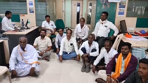 swabhimani shetkari sanghatana andolan in idbi bank parbhani