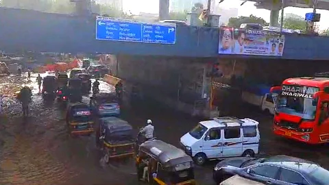 Dahisar Pipeline Damage: मेट्रो कामादरम्यान पिण्याच्या पाण्याची पाईपलाईन फुटली; लाखो लिटर पाणी वाया