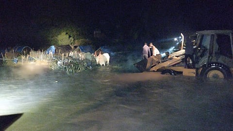 Satara Breaking News Dhom Dam Left Canel Burst in Wai Sugarcane Cutters Were rescued