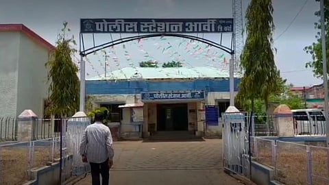 aarvi police arrests four in sand theft case