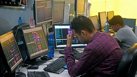 Share Market News: शेअर बाजार दणकून आपटला; सेन्सेक्स १०००अंकांनी घसरला, गुंतवणूकदारांचे ८ लाख कोटी बुडाले