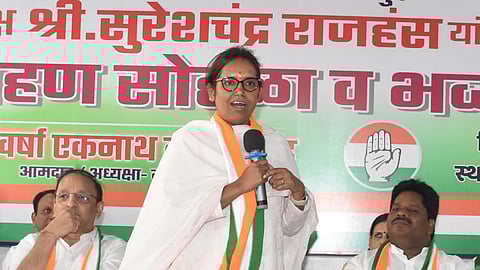 Varsha Gaikwad : वर्षा गायकवाड उद्धव ठाकरेंची भेट घेणार? सांगलीनंतर मुंबईच्या जागेचाही मविआत तिढा!